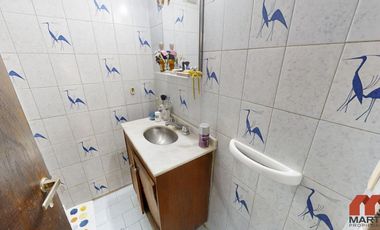 Casa en venta en Villa Adelina - 6 amb apta 2 familias c/jardín, patio y terraza.