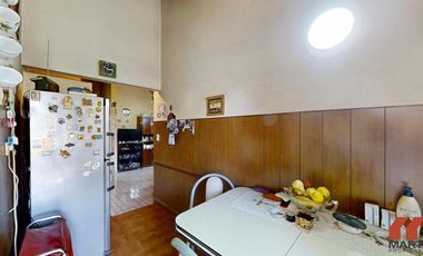 Casa en venta en Villa Adelina - 6 amb apta 2 familias c/jardín, patio y terraza.