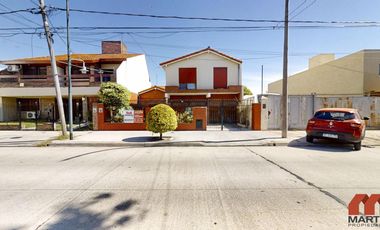 Casa en venta en Villa Adelina - 6 amb apta 2 familias c/jardín, patio y terraza.