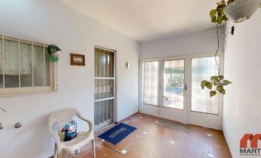 Casa en venta en Villa Adelina - 6 amb apta 2 familias c/jardín, patio y terraza.