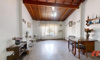 Casa en venta en Villa Adelina - 6 amb apta 2 familias c/jardín, patio y terraza.