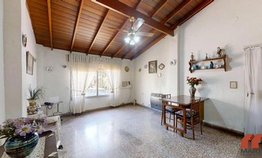 Casa en venta en Villa Adelina - 6 amb apta 2 familias c/jardín, patio y terraza.
