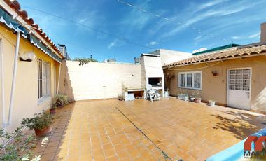 Casa en venta en Villa Adelina - 6 amb apta 2 familias c/jardín, patio y terraza.