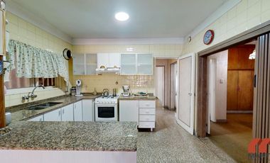 Casa en venta en Villa Adelina - 6 amb apta 2 familias c/jardín, patio y terraza.