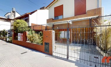 Casa en venta en Villa Adelina - 6 amb apta 2 familias c/jardín, patio y terraza.