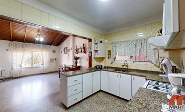 Casa en venta en Villa Adelina - 6 amb apta 2 familias c/jardín, patio y terraza.
