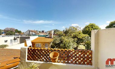 Casa en venta en Villa Adelina - 6 amb apta 2 familias c/jardín, patio y terraza.