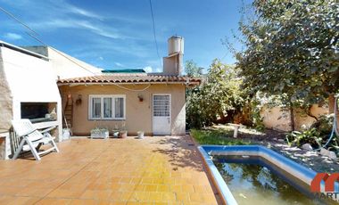 Casa en venta en Villa Adelina - 6 amb apta 2 familias c/jardín, patio y terraza.