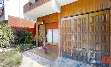 Casa en venta en Villa Adelina - 6 amb apta 2 familias c/jardín, patio y terraza.