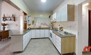 Casa en venta en Villa Adelina - 6 amb apta 2 familias c/jardín, patio y terraza.