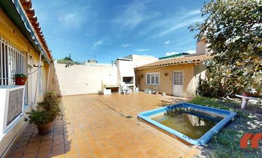 Casa en venta en Villa Adelina - 6 amb apta 2 familias c/jardín, patio y terraza.
