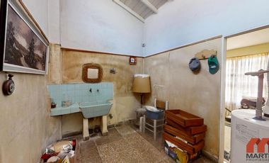 Casa en venta en Villa Adelina - 6 amb apta 2 familias c/jardín, patio y terraza.