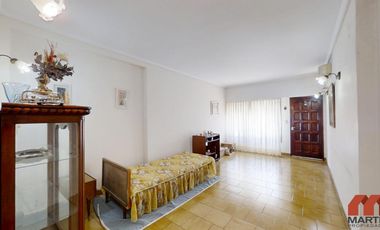 Casa en venta en Villa Adelina - 6 amb apta 2 familias c/jardín, patio y terraza.
