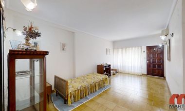 Casa en venta en Villa Adelina - 6 amb apta 2 familias c/jardín, patio y terraza.
