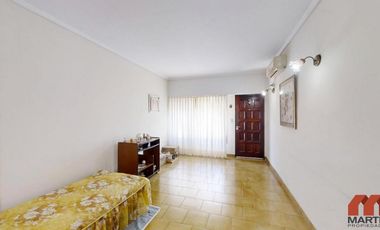 Casa en venta en Villa Adelina - 6 amb apta 2 familias c/jardín, patio y terraza.