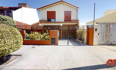 Casa en venta en Villa Adelina - 6 amb apta 2 familias c/jardín, patio y terraza.