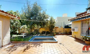 Casa en venta en Villa Adelina - 6 amb apta 2 familias c/jardín, patio y terraza.