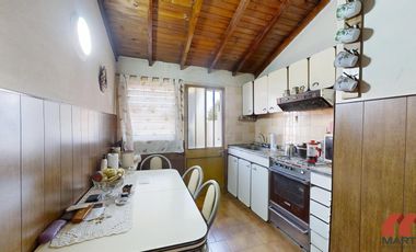 Casa en venta en Villa Adelina - 6 amb apta 2 familias c/jardín, patio y terraza.