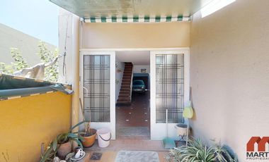 Casa en venta en Villa Adelina - 6 amb apta 2 familias c/jardín, patio y terraza.