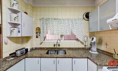 Casa en venta en Villa Adelina - 6 amb apta 2 familias c/jardín, patio y terraza.