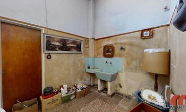 Casa en venta en Villa Adelina - 6 amb apta 2 familias c/jardín, patio y terraza.