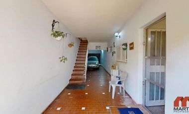 Casa en venta en Villa Adelina - 6 amb apta 2 familias c/jardín, patio y terraza.
