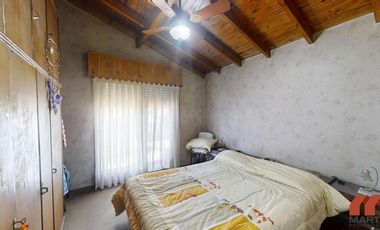 Casa en venta en Villa Adelina - 6 amb apta 2 familias c/jardín, patio y terraza.