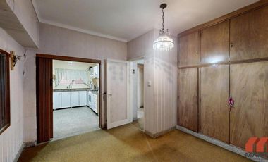 Casa en venta en Villa Adelina - 6 amb apta 2 familias c/jardín, patio y terraza.