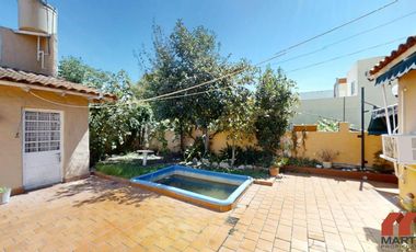 Casa en venta en Villa Adelina - 6 amb apta 2 familias c/jardín, patio y terraza.