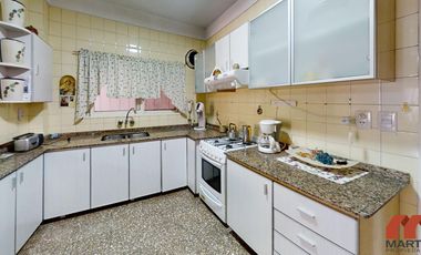 Casa en venta en Villa Adelina - 6 amb apta 2 familias c/jardín, patio y terraza.
