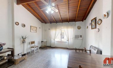 Casa en venta en Villa Adelina - 6 amb apta 2 familias c/jardín, patio y terraza.