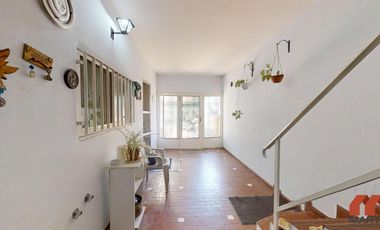 Casa en venta en Villa Adelina - 6 amb apta 2 familias c/jardín, patio y terraza.