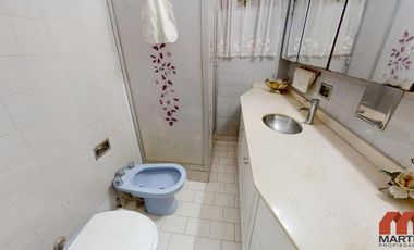 Casa en venta en Villa Adelina - 6 amb apta 2 familias c/jardín, patio y terraza.