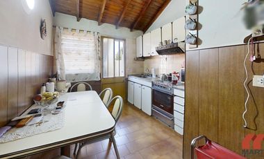 Casa en venta en Villa Adelina - 6 amb apta 2 familias c/jardín, patio y terraza.