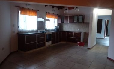 Casa en venta - 2 Dormitorios 2 Baños 1 Cochera - 800Mts2 - Bahía Blanca