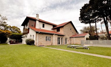 Venta casa chalet 5 ambientes zona playa grande cochera doble