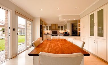 Venta casa chalet 5 ambientes zona playa grande cochera doble