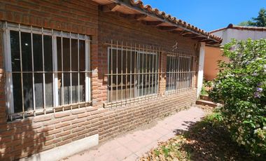 Casa en venta - 2 Dormitorios 1 Baño - 900Mts2 - Villa Elisa, La Plata