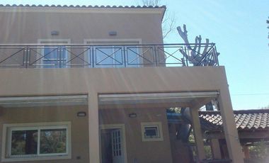 Casa en venta - 3 Dormitorios 4 Baños 4 Cocheras - 550Mts2 - Villa Elisa [FINANCIADA]