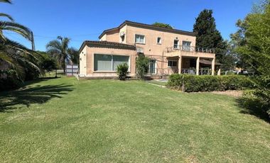 Casa en venta - 3 Dormitorios 4 Baños 4 Cocheras - 550Mts2 - Villa Elisa [FINANCIADA]