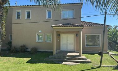 Casa en venta - 3 Dormitorios 4 Baños 4 Cocheras - 550Mts2 - Villa Elisa [FINANCIADA]