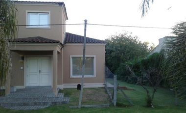 Casa en venta - 3 Dormitorios 4 Baños 4 Cocheras - 550Mts2 - Villa Elisa [FINANCIADA]