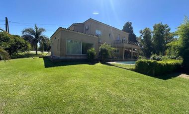 Casa en venta - 3 Dormitorios 4 Baños 4 Cocheras - 550Mts2 - Villa Elisa [FINANCIADA]