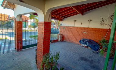 Venta PH en Remedios De Escalada 3 ambientes al Frente con entrada de auto.