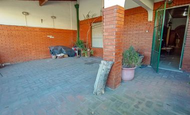Venta PH en Remedios De Escalada 3 ambientes al Frente con entrada de auto.