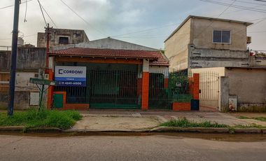 Venta PH en Remedios De Escalada 3 ambientes al Frente con entrada de auto.