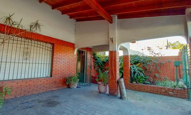 Venta PH en Remedios De Escalada 3 ambientes al Frente con entrada de auto.