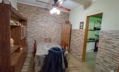 Venta PH en Remedios De Escalada 3 ambientes al Frente con entrada de auto.