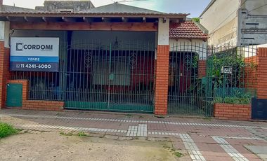 Venta PH en Remedios De Escalada 3 ambientes al Frente con entrada de auto.