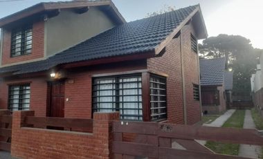 Casa en venta - 2 Dormitorios 2 Baños - 80Mts2 - La Lucila del Mar